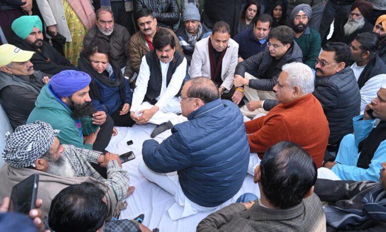 पैगा गांव पहुंचे दिग्गज कांग्रेस नेता, सड़क से सदन तक संघर्ष का किया एलान।