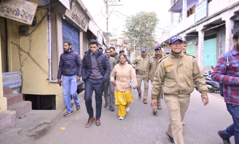 अग्नि सुरक्षा और साफ-सफाई पर जीरो टॉलरेंस: जिलाधिकारी अंशुल सिंह ने किया नगर का औचक निरीक्षण