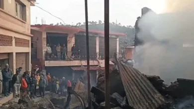 सिलेंडर धमाकों से दहला बाजार: 6 मकान जलकर राख, मलबे में अपनों को तलाश रही हैं सिसकती आंखें।