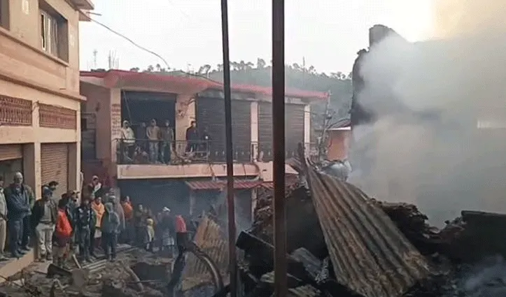 सिलेंडर धमाकों से दहला बाजार: 6 मकान जलकर राख, मलबे में अपनों को तलाश रही हैं सिसकती आंखें।