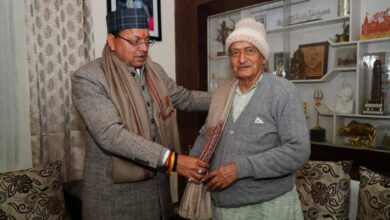 शिष्टाचार और सम्मान: डिफेंस कॉलोनी में मिले सीएम धामी और कोश्यारी, साझा किए पुराने अनुभव।