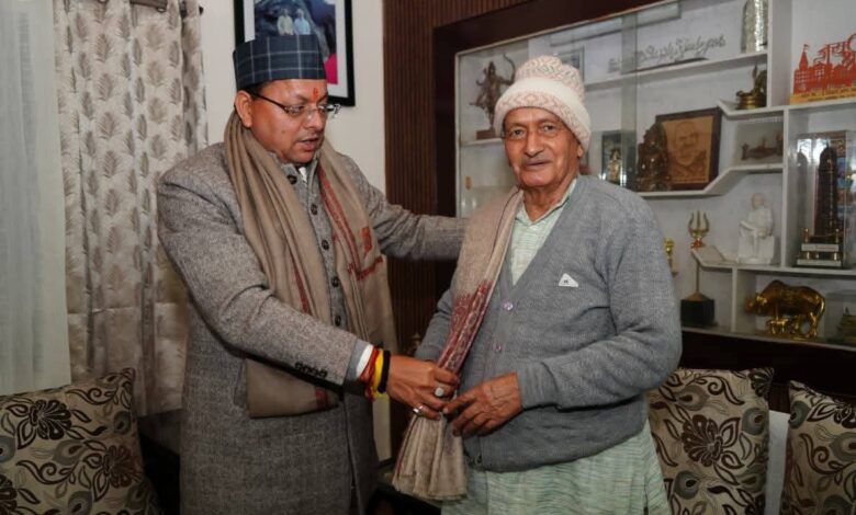 शिष्टाचार और सम्मान: डिफेंस कॉलोनी में मिले सीएम धामी और कोश्यारी, साझा किए पुराने अनुभव।