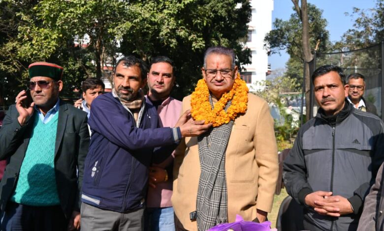 मंत्री गणेश जोशी से मिले उपनल संघ के पदाधिकारी, मिठाई खिलाकर मनाया जीत का जश्न।