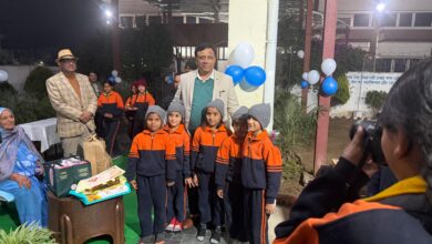 शिक्षित हों तो नेतृत्व करें: जन्मदिन पर बंशीधर तिवारी ने बच्चियों को दिया सफलता का मंत्र और ‘भविष्य के पौधों’ का उपहार।