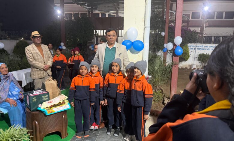 शिक्षित हों तो नेतृत्व करें: जन्मदिन पर बंशीधर तिवारी ने बच्चियों को दिया सफलता का मंत्र और ‘भविष्य के पौधों’ का उपहार।