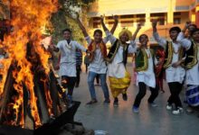 दुल्ला भट्टी की याद और गुड़ की मिठास: लोहड़ी पर अपनों का दिल जीतने के लिए शेयर करें ये बेहतरीन विशेज।