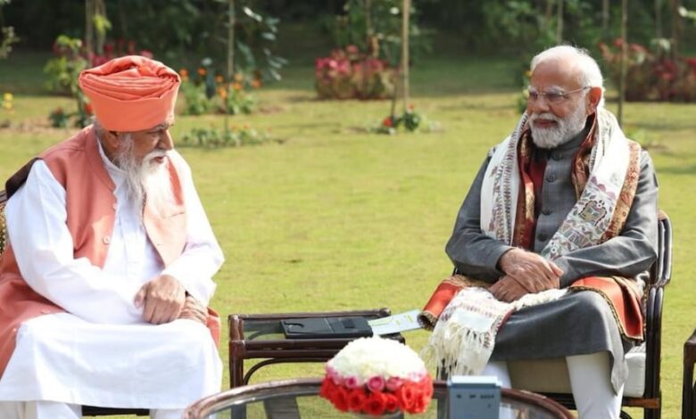 गुरु रविदास जयंती पर पंजाब पहुंचे पीएम मोदी, डेरा सचखंड बल्लां में माथा टेका, आदमपुर एयरपोर्ट को मिला नया नाम गुरु रविदास जयंती पर पंजाब पहुंचे पीएम मोदी, डेरा सचखंड बल्लां में माथा टेका, आदमपुर एयरपोर्ट को मिला नया नाम