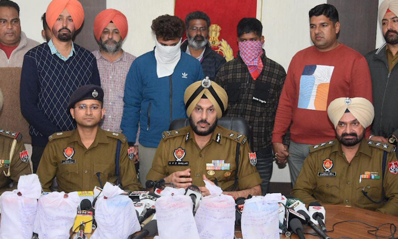 पंजाब पुलिस का गैंगस्टरों और नशा तस्करों पर बड़ा प्रहार, 10वें दिन 157 गैंगस्टर सहयोगी और 104 ड्रग तस्कर गिरफ्तार पंजाब पुलिस का गैंगस्टरों और नशा तस्करों पर बड़ा प्रहार, 10वें दिन 157 गैंगस्टर सहयोगी और 104 ड्रग तस्कर गिरफ्तार