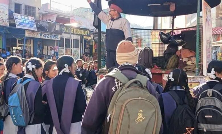 बेटियां पढ़ेंगी कैसे? अंग्रेजी टीचर के देहरादून अटैचमेंट से सोमेश्वर GGIC में पढ़ाई ठप, अभिभावकों ने दी उग्र आंदोलन की चेतावनी।