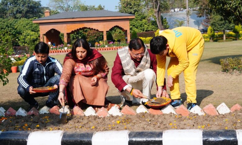 मुख्यमंत्री आवास परिसर के उद्यान में 17 प्रजातियों के चार हजार ट्यूलिप उगाने की मुहिम का किया शुभारंभ