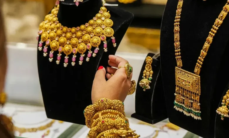 इन्वेस्टमेंट अलर्ट: पिछले 30 सालों में सोने ने दिया FD से बेहतर रिटर्न, अब 2050 के लिए हो जाएं तैयार।