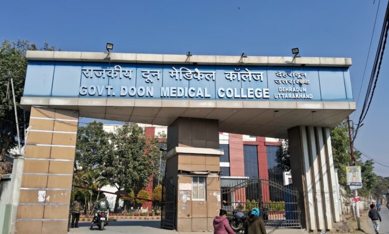 दून मेडिकल कॉलेज विवाद: पीड़ित और आरोपी तीनों छात्र रुड़की के निवासी, रिश्तेदारी के बाद भी हुई बेरहमी।