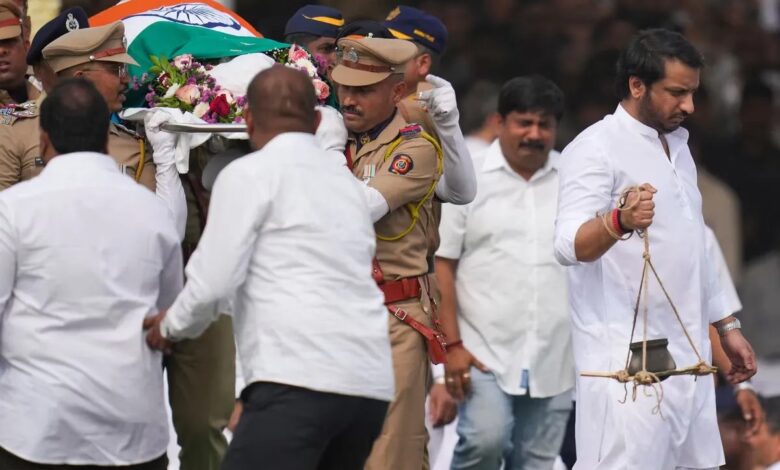 पवार युग का एक अध्याय समाप्त: महाराष्ट्र ने खोया अपना ‘दादा’, दिग्गजों ने दी अंतिम विदाई।