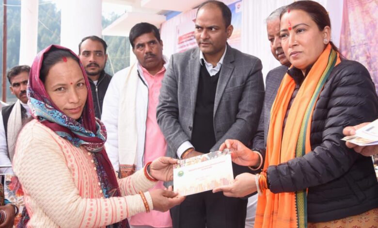 मंत्री बनीं धावक! महिला स्पोर्ट्स कॉलेज के ट्रैक पर बच्चों संग दौड़ीं रेखा आर्या, मेडल देकर बढ़ाया मान। मंत्री बनीं धावक! महिला स्पोर्ट्स कॉलेज के ट्रैक पर बच्चों संग दौड़ीं रेखा आर्या, मेडल देकर बढ़ाया मान।