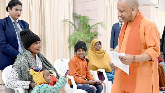 जब ‘बाबा’ बन गए मुख्यमंत्री योगी; नन्ही अनन्या को दुलारा, मासूमियत देख भाव-विभोर हुए फरियादी। जब ‘बाबा’ बन गए मुख्यमंत्री योगी; नन्ही अनन्या को दुलारा, मासूमियत देख भाव-विभोर हुए फरियादी।