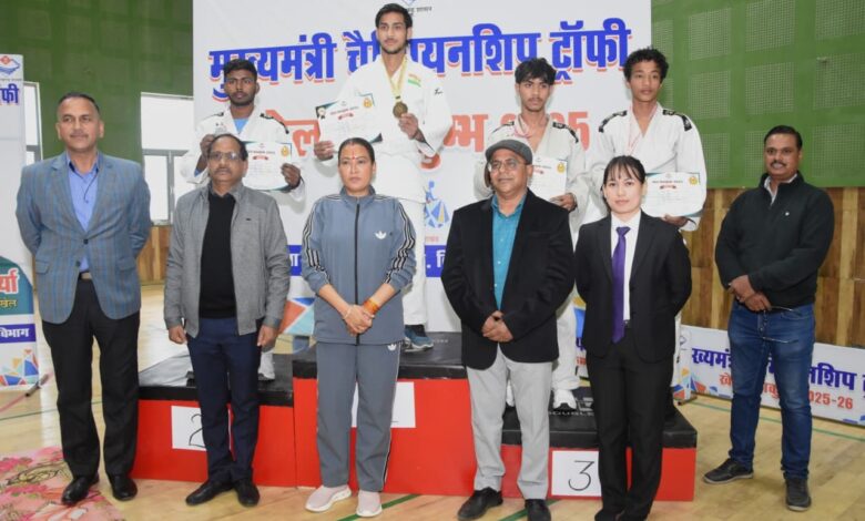खेल मंत्री रेखा आर्या ने जूडो विजेताओं को पहनाए मेडल: उत्तराखंड में खेल ढांचे के ‘कायाकल्प’ का दावा।