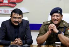 दोस्ती और ड्यूटी का अनूठा संगम: देहरादून एसएसपी दफ्तर में आज की यह तस्वीर है बेहद खास।