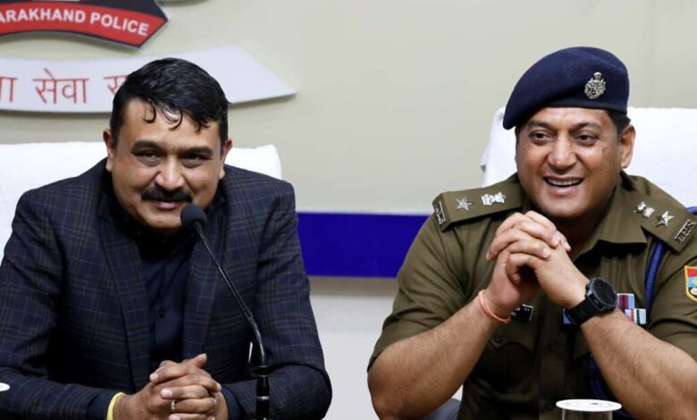 दोस्ती और ड्यूटी का अनूठा संगम: देहरादून एसएसपी दफ्तर में आज की यह तस्वीर है बेहद खास।