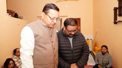 देहरादून के वरिष्ठ पत्रकार अनुपम त्रिवेदी के घर पहुंचे मुख्यमंत्री, अर्पित किए श्रद्धासुमन।