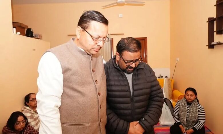 देहरादून के वरिष्ठ पत्रकार अनुपम त्रिवेदी के घर पहुंचे मुख्यमंत्री, अर्पित किए श्रद्धासुमन।