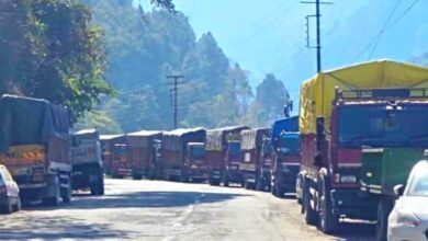 जर्जर व्यवस्था! केदारनाथ धाम मार्ग पर ट्रकों की कतार, आबकारी और पुलिस प्रशासन मौन।