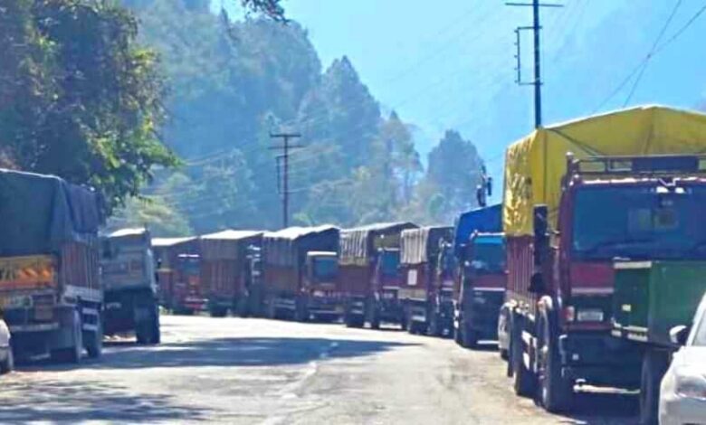 जर्जर व्यवस्था! केदारनाथ धाम मार्ग पर ट्रकों की कतार, आबकारी और पुलिस प्रशासन मौन।