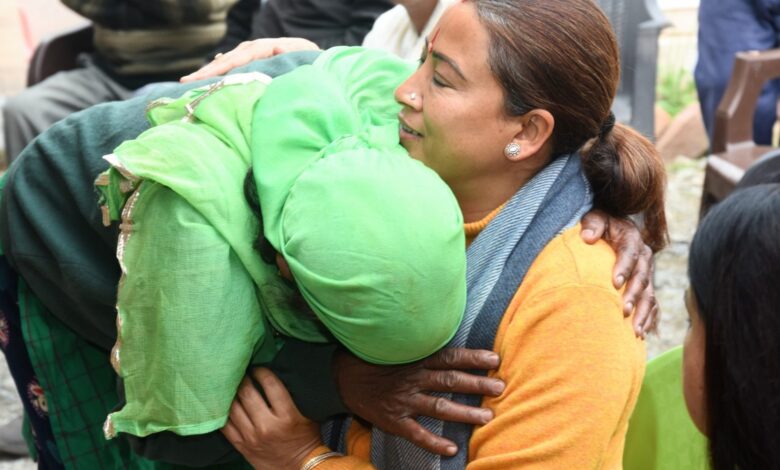 सियासी व्यस्तता छोड़ बुजुर्गों के बीच पहुंचीं मंत्री रेखा आर्या, मेडिकल सुविधाओं पर दिया जोर।