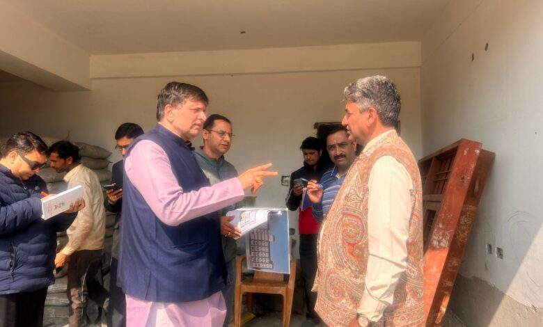 विश्वविद्यालय परिसर का कायाकल्प, सचिव दीपक कुमार ने अधिकारियों को दिए कड़े निर्देश।