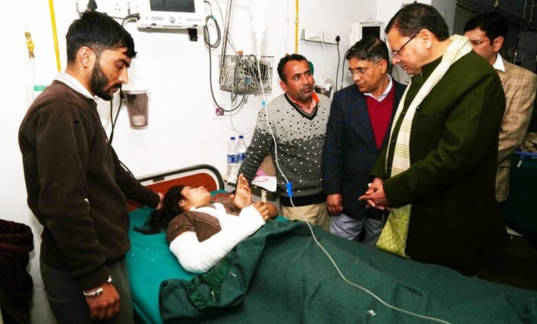 मुख्यमंत्री धामी ने अस्पताल में घायलों का जाना कुशलक्षेम, दिवंगतों के परिवारों के प्रति जताई संवेदना।