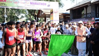 सड़क सुरक्षा जागरूकता: सीएम धामी के साथ विधायक खजान दास और सविता कपूर भी दौड़ में हुए शामिल।