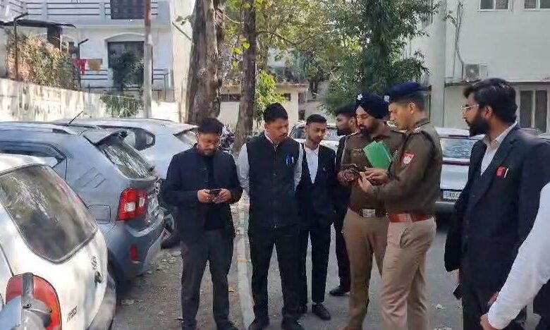 नैनीताल-हल्द्वानी कोर्ट अलर्ट: सीसीटीवी फुटेज खंगाल रही पुलिस, सुरक्षा व्यवस्था पुख्ता। नैनीताल-हल्द्वानी कोर्ट अलर्ट: सीसीटीवी फुटेज खंगाल रही पुलिस, सुरक्षा व्यवस्था पुख्ता।