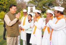 होली 2026: चंपावत के कलाकारों ने मुख्यमंत्री के लिए गाए मंगल गीत, सुख-समृद्धि की मांगी दुआ।