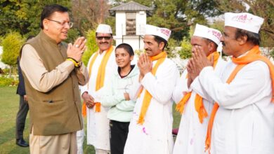 होली 2026: चंपावत के कलाकारों ने मुख्यमंत्री के लिए गाए मंगल गीत, सुख-समृद्धि की मांगी दुआ।