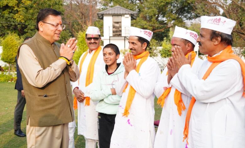 होली 2026: चंपावत के कलाकारों ने मुख्यमंत्री के लिए गाए मंगल गीत, सुख-समृद्धि की मांगी दुआ।