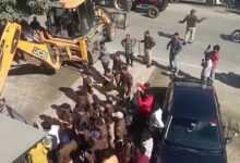 पुलिस का दावा- “कानून अपना काम कर रहा”, पत्रकार बोले- “डेटा नष्ट कर दबाई जा रही आवाज”।