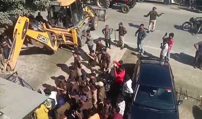 पुलिस का दावा- “कानून अपना काम कर रहा”, पत्रकार बोले- “डेटा नष्ट कर दबाई जा रही आवाज”।