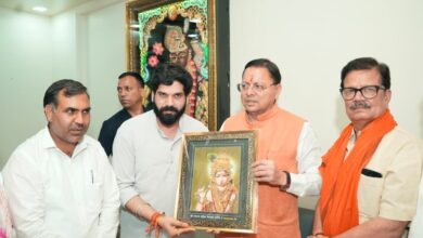 मुख्यमंत्री श्री पुष्कर सिंह धामी ने आज राजस्थान के सीकर जनपद में स्थित आस्था के प्रमुख केंद्र बाबा खाटू श्याम मंदिर पहुंचकर विधिवत दर्शन एवं पूजन किया। इस दौरान उन्होंने बाबा खाटू श्याम के श्रीचरणों में श्रद्धा सुमन अर्पित किए।