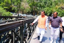 मुख्यमंत्री श्री पुष्कर सिंह धामी ने मंगलवार को मसूरी रोड स्थित शिव मंदिर के निर्माणाधीन पुल का स्थलीय निरीक्षण किया।