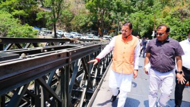 मुख्यमंत्री श्री पुष्कर सिंह धामी ने मंगलवार को मसूरी रोड स्थित शिव मंदिर के निर्माणाधीन पुल का स्थलीय निरीक्षण किया।