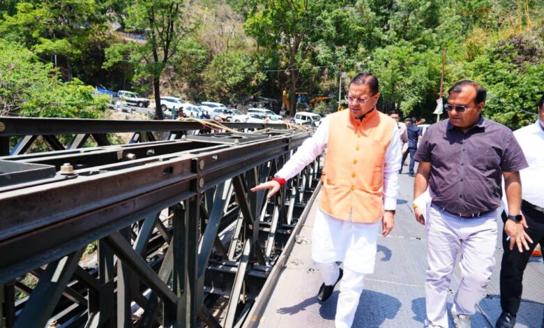 मुख्यमंत्री श्री पुष्कर सिंह धामी ने मंगलवार को मसूरी रोड स्थित शिव मंदिर के निर्माणाधीन पुल का स्थलीय निरीक्षण किया।