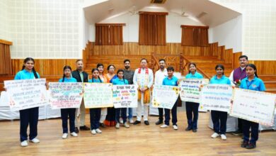 मुख्यमंत्री श्री पुष्कर सिंह धामी ने शनिवार को मुख्यमंत्री कैंप कार्यालय स्थित मुख्य सेवक सदन में  प्रदेशभर से आए नागरिकों की समस्याएं सुनीं।