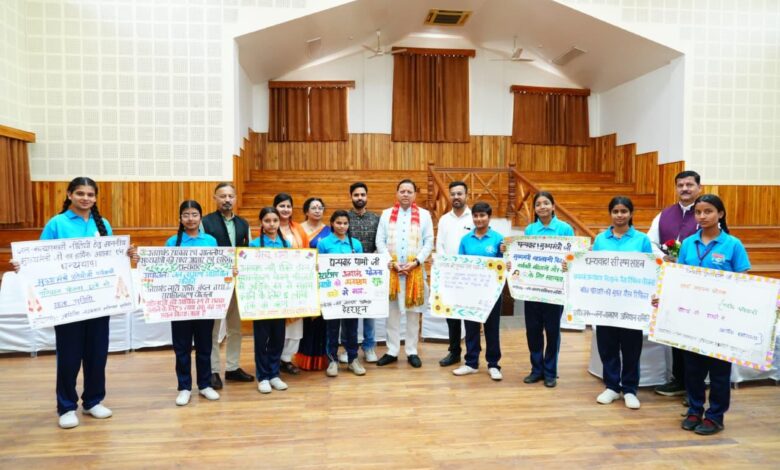 मुख्यमंत्री श्री पुष्कर सिंह धामी ने शनिवार को मुख्यमंत्री कैंप कार्यालय स्थित मुख्य सेवक सदन में  प्रदेशभर से आए नागरिकों की समस्याएं सुनीं।