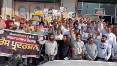 पठानकोट में महंगाई के खिलाफ कांग्रेस का सड़कों पर शक्ति प्रदर्शन, ठेले पर बैठ पूर्व विधायक जोगिंदर पाल ने भाजपा सरकार को घेरा