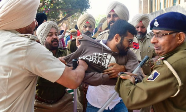 पंजाब यूनिवर्सिटी में कार्यक्रम के दौरान हुआ हंगामा पंजाब यूनिवर्सिटी में कार्यक्रम के दौरान हुआ हंगामा