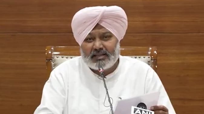 CM मान की वायरल वीडियो पर बवाल, AAP ने बताया पंथ के खिलाफ बड़ी साजिश CM मान की वायरल वीडियो पर बवाल, AAP ने बताया पंथ के खिलाफ बड़ी साजिश