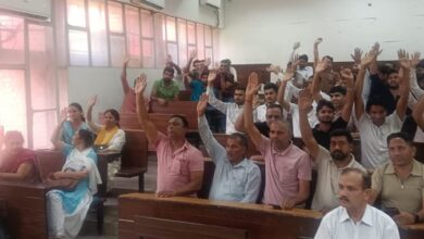 एनआईटी कुरुक्षेत्र में कर्मचारियों का प्रदर्शन, प्रशासन के खिलाफ लगाए नारे