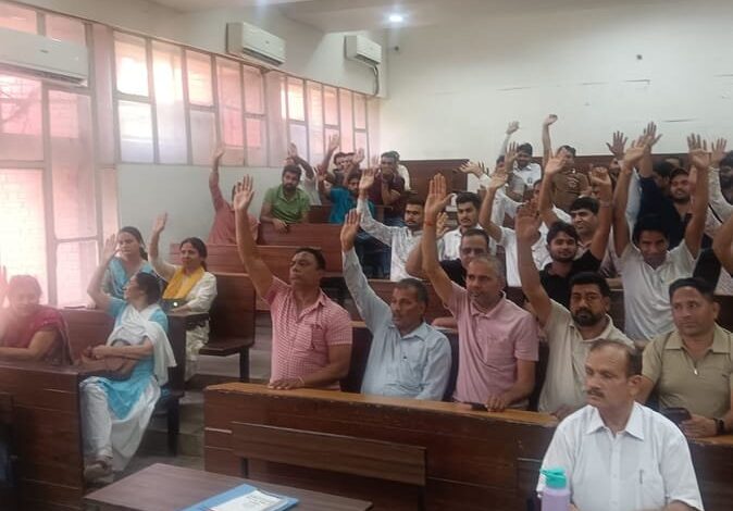 एनआईटी कुरुक्षेत्र में कर्मचारियों का प्रदर्शन, प्रशासन के खिलाफ लगाए नारे एनआईटी कुरुक्षेत्र में कर्मचारियों का प्रदर्शन, प्रशासन के खिलाफ लगाए नारे