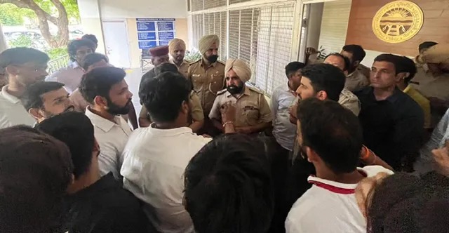 पंजाब यूनिवर्सिटी में सुरक्षा को लेकर फूटा छात्रों का गुस्सा, एबीवीपी का जोरदार प्रदर्शन