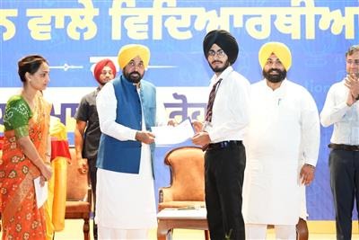 पंजाब में शिक्षा क्रांति का असर! JEE Main में सफल 369 छात्रों का CM भगवंत मान ने किया सम्मान