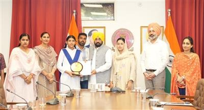 पंजाब में ‘शिक्षा क्रांति’ का असर! PSEB 8वीं की मेरिट में बेटियों का दबदबा, टॉप-20 में 19 बेटियां, CM मान ने किया सम्मानित पंजाब में ‘शिक्षा क्रांति’ का असर! PSEB 8वीं की मेरिट में बेटियों का दबदबा, टॉप-20 में 19 बेटियां, CM मान ने किया सम्मानित